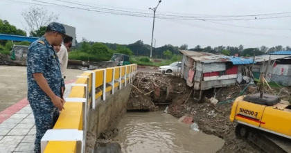 রানওয়ের জলাবদ্ধতা কমাতে খাল খনন করছে চট্টগ্রাম বন্দর