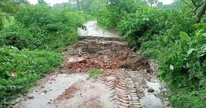 চুয়াডাঙ্গায়  ভারী বৃষ্টিতে সড়ক ধসে দু'গ্রামের যোগাযোগ বিচ্ছিন্ন