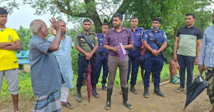 লিখিত অভিযোগের পরও টনক নড়েনি প্রশাসনের, বাঁধ ভাঙন পর ড্রেজার জব্দ