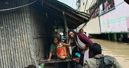 জীব‌নের ঝু‌ঁকি নি‌য়ে ত্রাণ বিতরন কর‌ছেন ইউএনও হীরাম‌নি