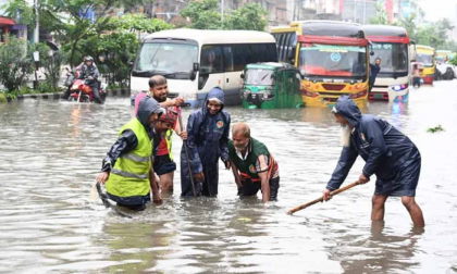 ভারি বৃষ্টিতে ঢাকায় জলাবদ্ধতা, চরম দুর্ভোগে নগরবাসী