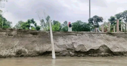 বিভিন্ন স্থানে নদীভাঙনে বিলীন হচ্ছে শত শত মানুষের ভিটেমাটি