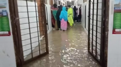 টানা বৃষ্টিতে ফরিদপুর মেডিকেলে হাঁটুপানি, দুর্ভোগে রোগীরা