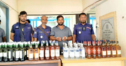 ব্রাহ্মণবাড়িয়ায় বিলাসবহুল পাজেরোতে বিদেশি মদ; পুলিশের অভিযানে কারবারি আটক 