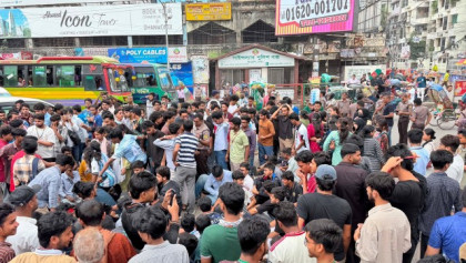 শিক্ষামন্ত্রীর পদত্যাগ দাবিতে সায়েন্স ল্যাব মোড় অবরোধ