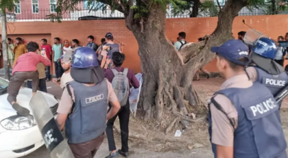 সংসদ ভবনে ঢোকার চেষ্টায় আন্দোলনকারী শিক্ষার্থীদের লাঠিচার্জ