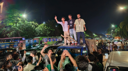 সংসদ ভবনের সামনে সড়ক অবরোধ, বাস ভাঙচুর
