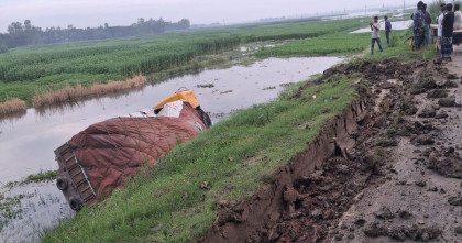 নলডাঙ্গায় সরকারী সার বোঝাই ট্রাক উল্টে খাদে