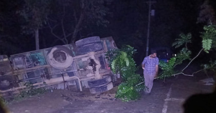 সাতছড়িতে সড়ক ধসে বালুভর্তি ট্রাক খাদে: যান চলাচল বন্ধ