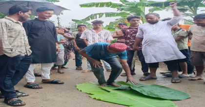 চুরির অভিযোগে আটক যুবক: ১০০ রাকাত নামাজ পড়ালেন এলাকাবাসী