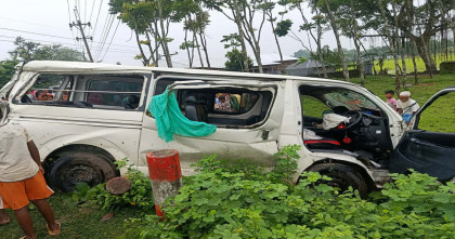 বিয়ে করে ফেরার পথে মাইক্রোবাস দুর্ঘটনায় নিহত ২ আহত ১২