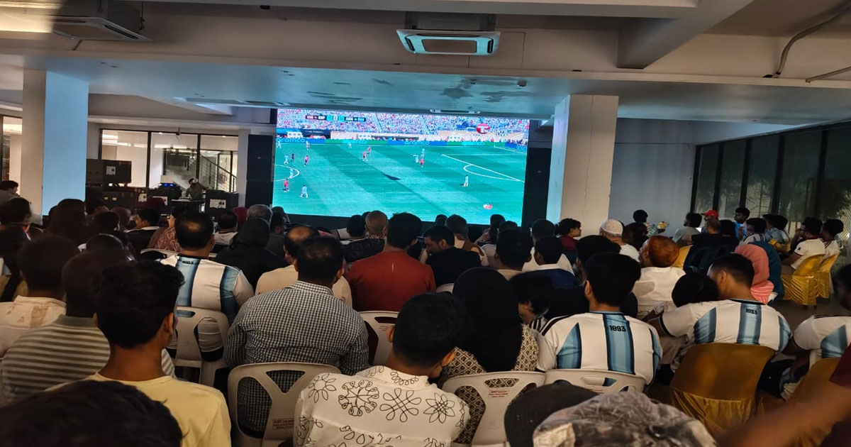 রূপায়ণ সিটিতে বিশ্বকাপের রোমাঞ্চ; একসঙ্গে উচ্ছ্বাসে মাতলেন দেশি-বিদেশি বাসিন্দারা 