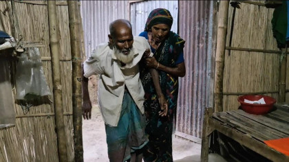 সিরাজগঞ্জে জরাজীর্ণ ঘরে বৃদ্ধ দম্পতির মানবেতর জীবন