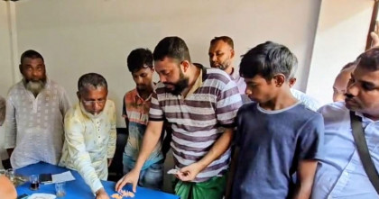 সাভারে তিন মাদক ব্যবসায়ীকে গণপিটুনি দিয়ে পুলিশে সোপর্দ করলো এলাকাবাসী 