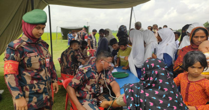 চাঁপাইনবাবগঞ্জে সীমান্তবর্তী ২ হাজার মানুষকে বিনামূল্যে চিকিৎসা ও ওষুধ বিতরণ