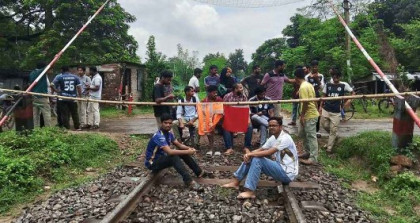৪ ঘণ্টা পেরোলেও স্বাভাবিক হয়নি রাজশাহীর সঙ্গে সারাদেশের রেল যোগাযোগ