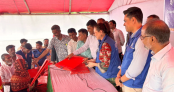 বাঁশখালীর বন্যাদুর্গত এলাকা পরিদর্শনে আইওএম চিফ, ক্ষতিগ্রস্তদের মাঝে ত্রিপল বিতরণ