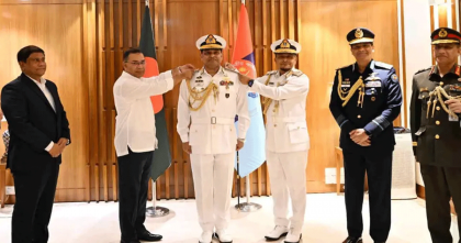 নতুন নৌপ্রধানকে ভাইস এডমিরাল র‍্যাংক ব্যাজ পরালেন প্রধানমন্ত্রী