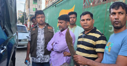 বগুড়ায় ধারালো অস্ত্র হাতে সাব-রেজিস্ট্রি অফিসে মহড়া: দলিল লেখক গ্রেপ্তার 