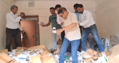 বাথরুমে সরকারি ওষুধ দেখে ক্ষুব্ধ স্বাস্থ্যমন্ত্রী