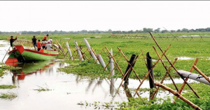 আখাউড়ায় অবৈধ জলাশয় ভরাটে প্রশাসনের অভিযান: ড্রেজারের ১ হাজার ফুট পাইপ ধ্বংস
