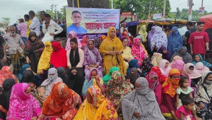 সিরাজগঞ্জে আমরণ অনশনে ছাত্রদল নেতার পরিবার