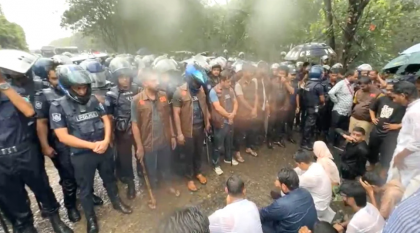 চতুর্থ ব্যারিকেড পেরিয়ে বাহুবলে এনসিপি নেতারা