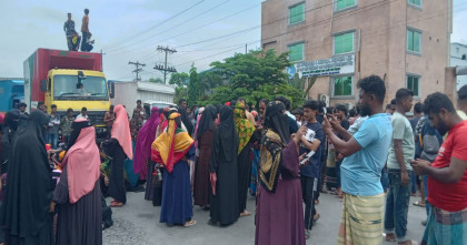চৌদ্দগ্রামে বেতনভাতা বৃদ্ধির দাবীতে ৪র্থ দিনেও মহাসড়ক অবরোধ করে শ্রমিকদের বিক্ষোভ