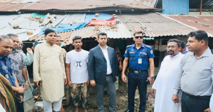 বাঁশখালীতে বন্যাদুর্গতদের পুনর্বাসনে জেলা প্রশাসক, দ্রুত ঘর নির্মাণের আশ্বাস