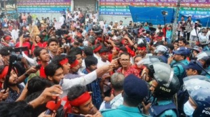 ৩০ জুলাই: ফেসবুক প্রোফাইল লাল; আন্তর্জাতিক মহলেরও চাপে পড়ে হাসিনা