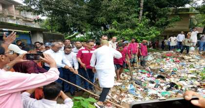 নেত্রকোনায় ডেঙ্গু প্রতিরোধে ময়লা পরিষ্কারে নামলেন এমপি