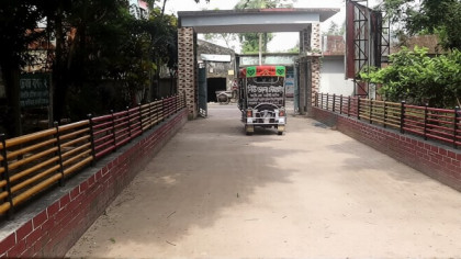 হাসপাতালের সামনে থেকে দিনদুপুরে নিয়মিত চুরি হয় যানবাহন 