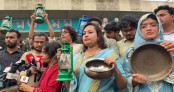 গ্যাস ও বিদ্যুৎ সংকট: হারিকেন ও হাড়ি-পাতিল নিয়ে ঢাবিতে বিক্ষোভ 