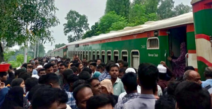 সিরাজগঞ্জে ট্রেন লাইনচ্যুত, উত্তরবঙ্গের সঙ্গে রেল যোগাযোগ বন্ধ