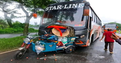 স্টারলাইন বাসের ধাক্কায় অটোরিকশাচালক নিহত, আহত ১