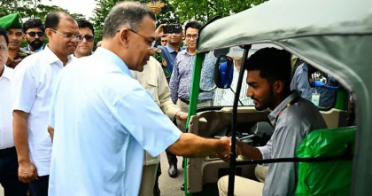 জুলাই যোদ্ধাদের অটোরিকশা-রিকশা উপহার দিলেন প্রধানমন্ত্রী