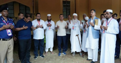 আল্লামা শফীর কবর জিয়ারত করলেন প্রধানমন্ত্রী