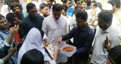 এসএসসি উত্তীর্ণদের অভিনন্দন জানিয়ে মিষ্টি বিতরণ ডাকসুর জিএস ফরহাদের