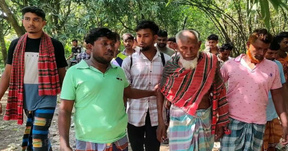 বাংলাদেশি কৃষককে ধরে নেয়ার পর দুই ভারতীয়কে আটক করলেন গ্রামবাসী