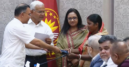 চা শ্রমিকদের মাঝে ২০ হাজার রেইনকোট বিতরণ করলেন প্রধানমন্ত্রী 