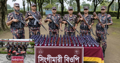 ৬১ বিজিবির অভিযানে মাদক ও মোটরসাইকেল আটক