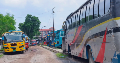 দুই শ্রমিক সংগঠনের দ্বন্দ্বের জেরে চাঁপাইনবাবগঞ্জ থেকে সব রুটে বাস চলাচল বন্ধ