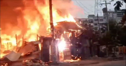 নারায়ণগঞ্জে ইজিবাইক গ্যারেজে অগ্নিকাণ্ড, নিয়ন্ত্রণে ৪ ইউনিট