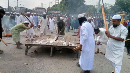 ইসলামী যুব আন্দোলন নেতাকে হত্যার প্রতিবাদে মহাসড়ক অবরোধ