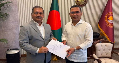 প্রধানমন্ত্রীর হাতে যোগদানপত্র তুলে দিলেন জহির উদ্দিন স্বপন 