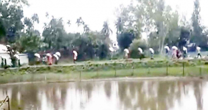 গুদাম ভেঙে ১০ হাজার কেজি সার নিয়ে গেলেন কৃষকেরা