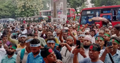 এমপিওভুক্তির দাবিতে কেন্দ্রীয় শহীদ মিনারের সামনে নন-এমপিও শিক্ষকরা