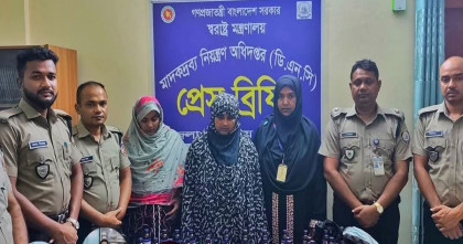 গুরুদাসপুরে মাদকবিরোধী অভিযানে ৭৪ বোতল এসকাফসহ দুই নারী গ্রেপ্তার