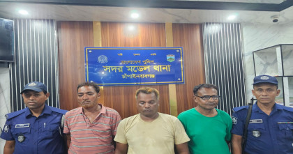 চাঁপাইনবাবগঞ্জে ২৫০ বোতল চোলাই মদসহ তিনজন গ্রেপ্তার