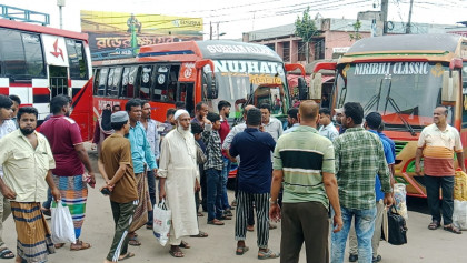 থ্রি-হুইলার বন্ধের দাবিতে বরিশালে বাস চলাচল বন্ধ